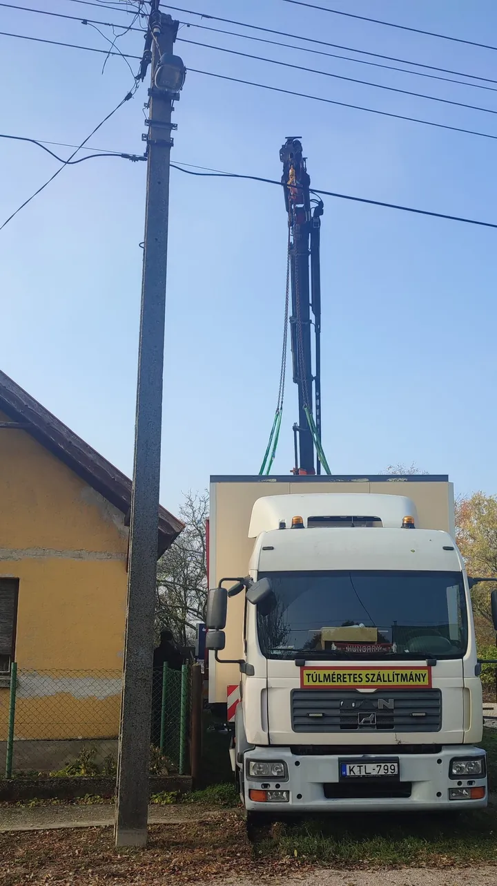 Konténer daruzása a teherautóról