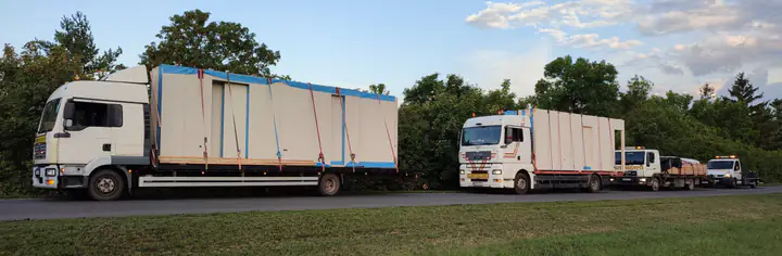 Hosszú mobilház szállítása pótkocsin