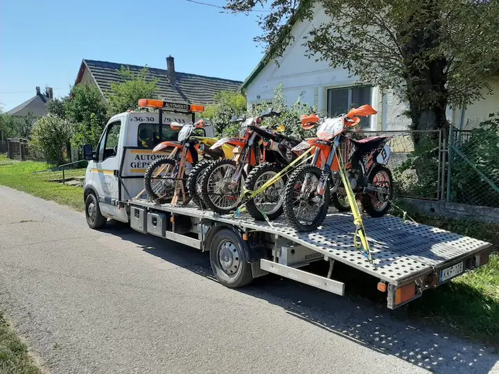 Motorkerékpárok szállítása platón