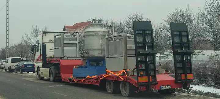 Munkagép szállítása alacsony rakfelületű pótkocsin