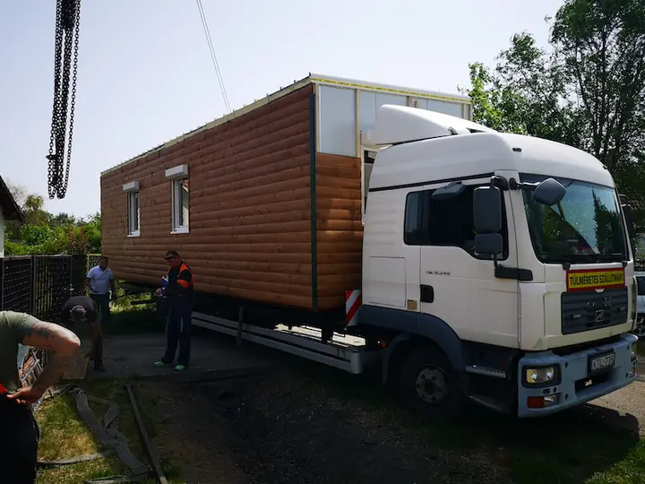 Kész mobilház a teherautó platóján